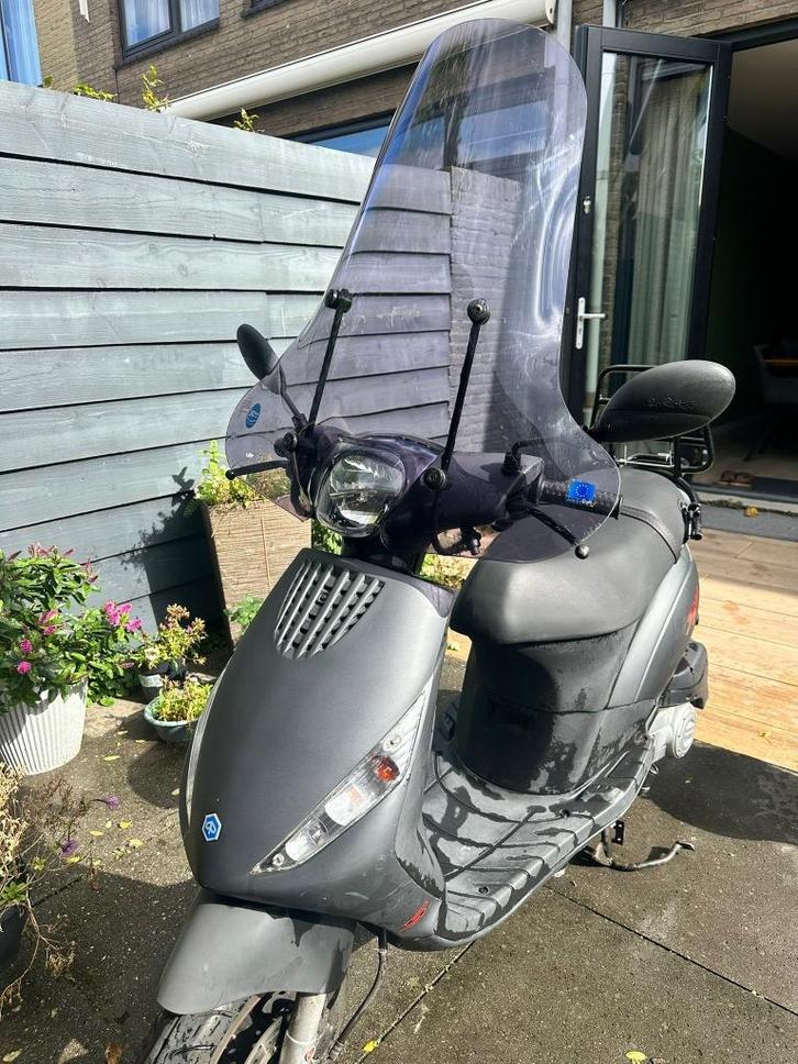 Piaggio Zip 4T 50CC mat grijs incl windscherm smoke, Fietsen en Brommers, Scooters | Piaggio, Gebruikt, Zip, Maximaal 25 km/u