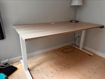 In hoogte verstelbare bureaus, bijna nieuw!
