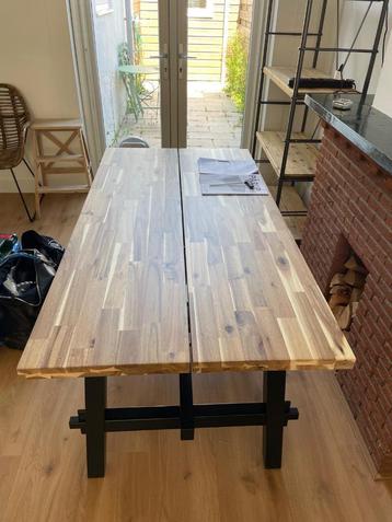 Nieuw! SKOGSTA Eettafel, acacia/zwart, 235x100 cm beschikbaar voor biedingen