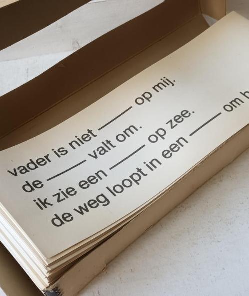 Doos met oude dubbelzijdige taal/leeskaarten, Antiek en Kunst, Curiosa en Brocante, Ophalen of Verzenden