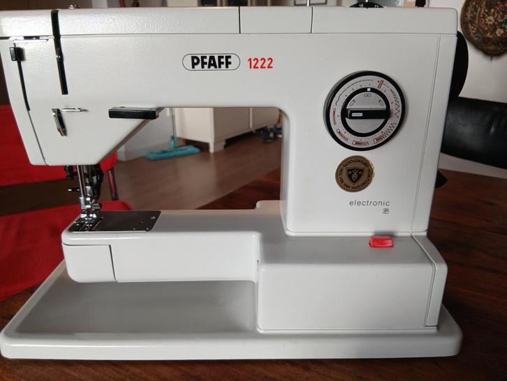 Pfaff 1222 naaimachine in bijna nieuwstaat, Hobby en Vrije tijd, Naaimachines en Toebehoren, Zo goed als nieuw, Naaimachine, Pfaff