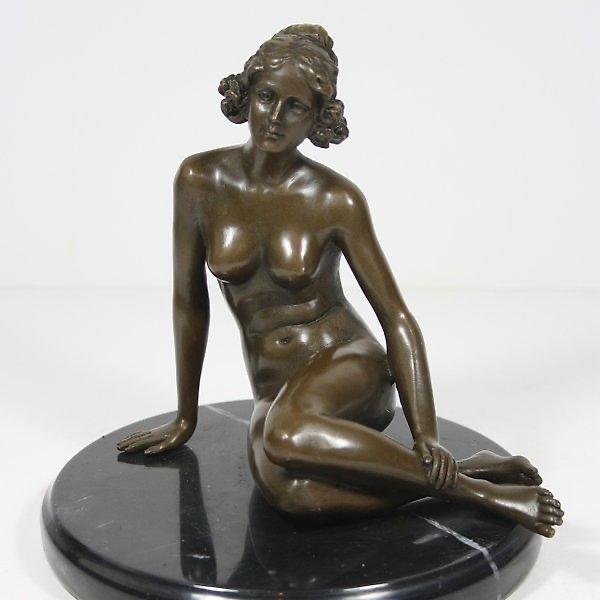 Bronzen beeld van een vrouw op marmeren sokkel, Ophalen of Verzenden