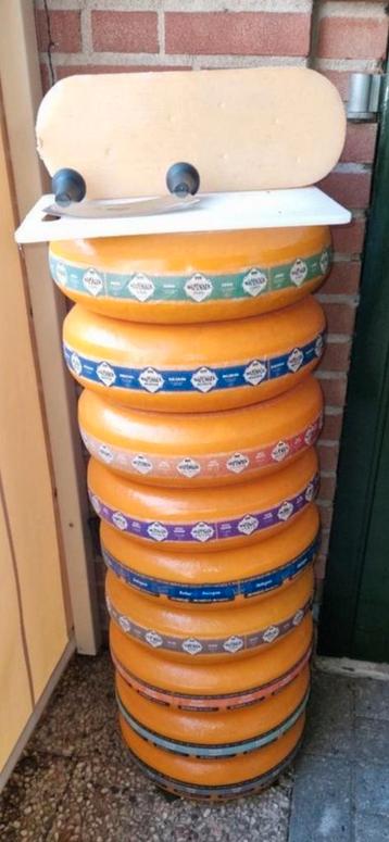 Stapel dummy kazen met snijplank en kaasmes beschikbaar voor biedingen