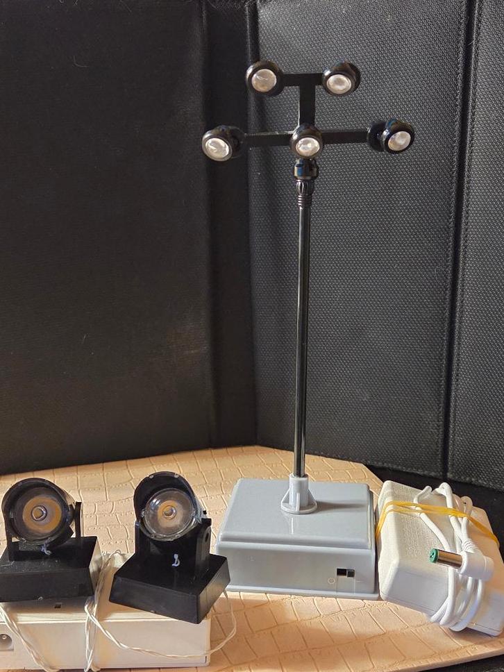 Lemax skiërs, verlichting, stenen trap/muur, Diversen, Kerst, Zo goed als nieuw, Ophalen