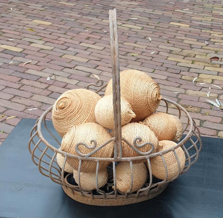 Brocante ijzeren mand met ballen van touw. Kerstdecoratie., Antiek en Kunst, Curiosa en Brocante, Ophalen of Verzenden