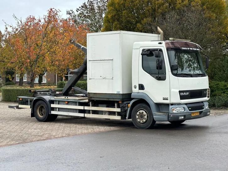 DAF LF 45 180! HAAKARM/CONTAINER!MOBILE WORKSHOP! (bj 2002), Auto's, Vrachtwagens, Bedrijf, Te koop, DAF, Diesel, Euro 3, Handgeschakeld