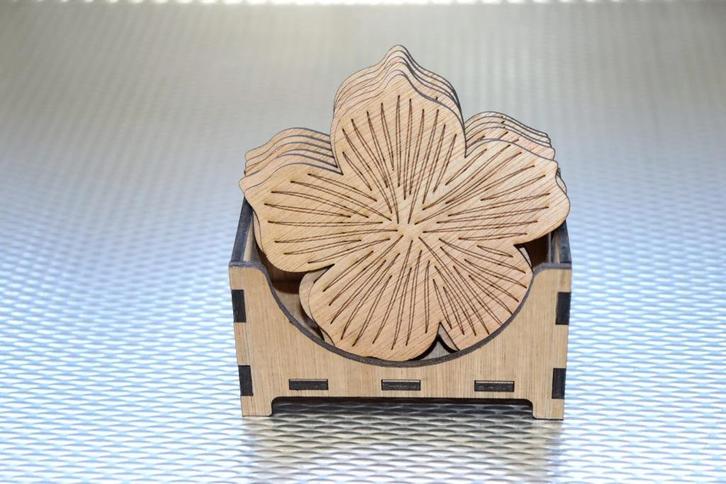 6 onderzetters hout met bloem motief in houder., Huis en Inrichting, Woonaccessoires | Onderzetters, Nieuw, Glas of Kopje, Verzenden