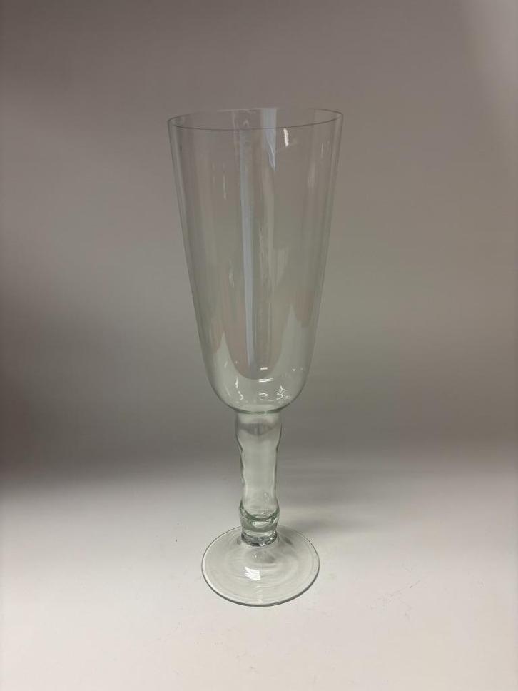 Glazen vaas op voet, Huis en Inrichting, Woonaccessoires | Vazen, Zo goed als nieuw, Overige kleuren, 50 tot 75 cm, Glas, Ophalen of Verzenden