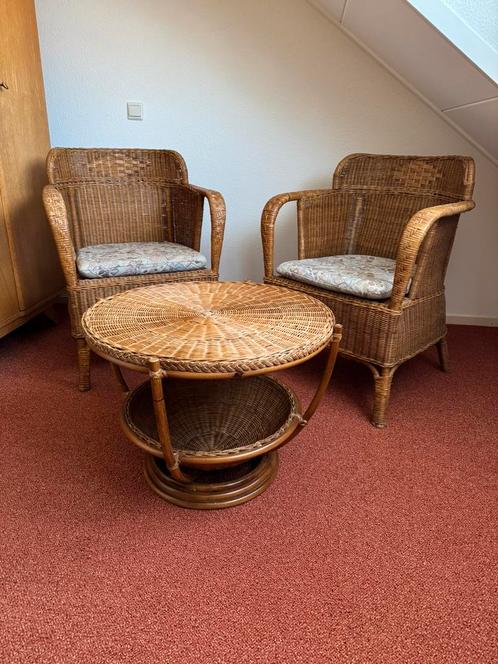 2 Mooie rotan stoelen met bijpassend tafeltje, Huis en Inrichting, Stoelen, Gebruikt, Twee, Bruin, Ophalen