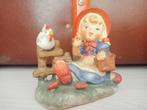 Leuk brocante beeldje meisje met kip op een hek, Ophalen of Verzenden, Zo goed als nieuw, Mens