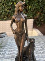 bronzen beeld Cleopatra, staande met een geketende panter, Antiek en Kunst, Kunst | Beelden en Houtsnijwerken, Ophalen of Verzenden