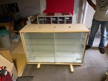 Vitrinekasten, 6 kleine & 1 grote beschikbaar voor biedingen