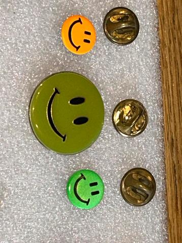 Smile pins beschikbaar voor biedingen