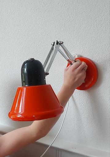 Retro vintage oranje wandlamp beschikbaar voor biedingen