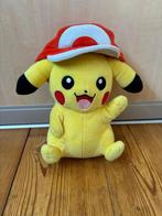 Ash Hat Pikachu Knuffel van Tomy 25cm, Hobby en Vrije tijd, Ophalen of Verzenden, Gebruikt, Losse kaart