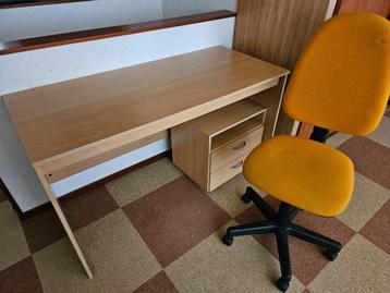 mooi bureau met bureau stoel en ladekastje als nieuw beschikbaar voor biedingen