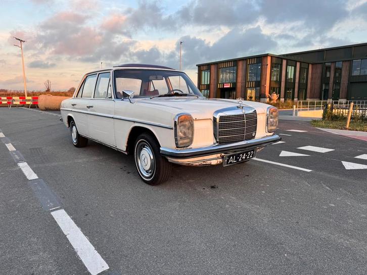 Mercedes-Benz 200 W115 1972 Wit Automaat Schuifdak, Auto's, Oldtimers, Particulier, Mercedes-Benz, Benzine, Sedan, Automaat, Geïmporteerd