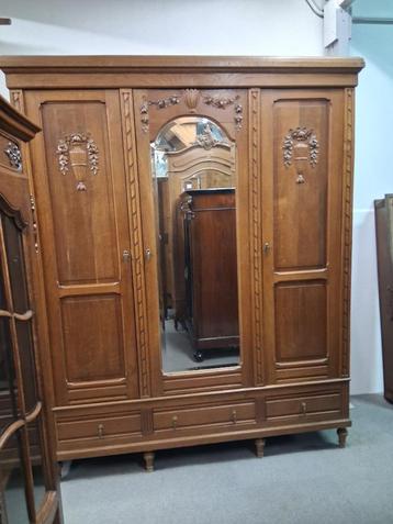 antiek meidenkast kleerkast linnenkast verschillende te koop beschikbaar voor biedingen