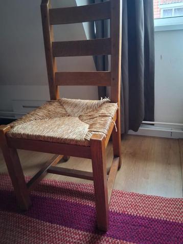 Drie houten stoelen met rieten zitting beschikbaar voor biedingen