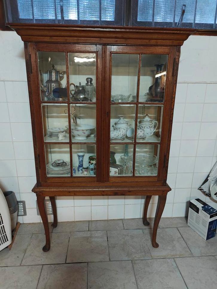 Antiek kastje met zilverwerk en servies, Huis en Inrichting, Kasten | Vitrinekasten, Gebruikt, 100 tot 150 cm, 50 tot 100 cm, 25 tot 50 cm