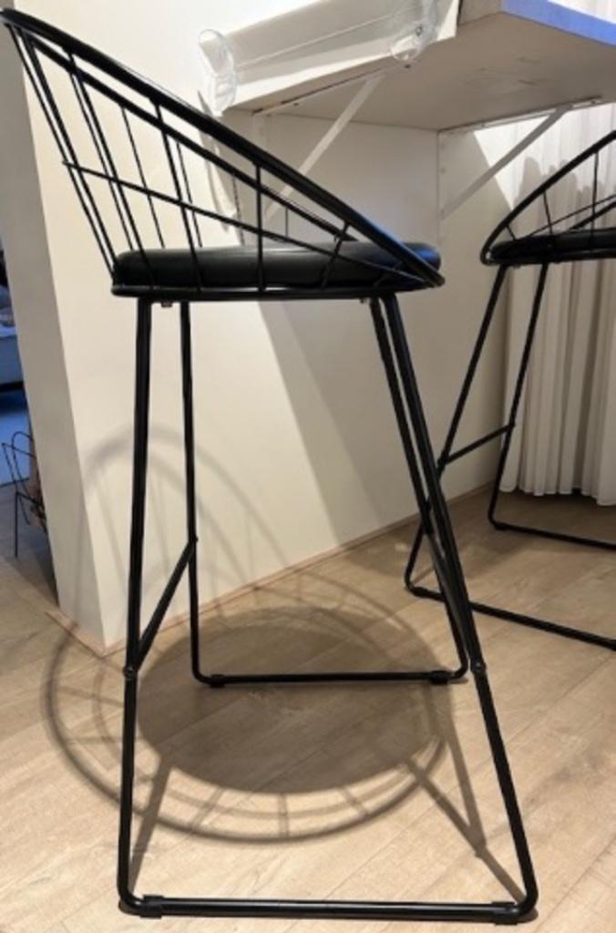 Barkruk - zwart -2 stuks-prijs per 2 stuks, Huis en Inrichting, Barkrukken, Zo goed als nieuw, 90 cm of meer, Leer, Metaal, 2 krukken