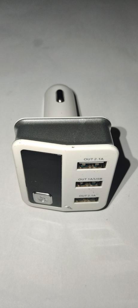 FM Transmitter / Autolader met 3 USB poorten, Telecommunicatie, Autoladers, Zo goed als nieuw, Ophalen of Verzenden