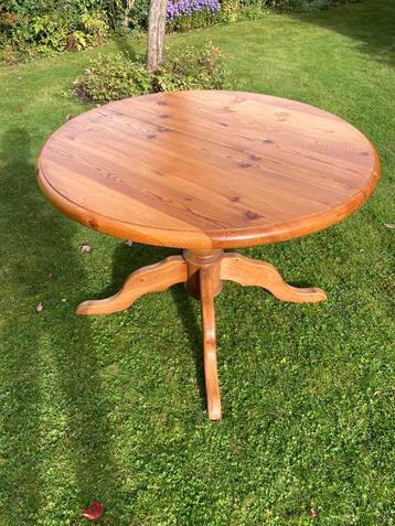 Gezellige ronde tafel met extra middenstuk beschikbaar voor biedingen