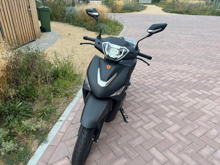 Yadea Voltage 1100 km., Fietsen en Brommers, Scooters | SYM, Zo goed als nieuw, Overige modellen, Ophalen of Verzenden