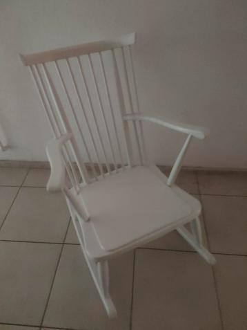 Witte vintage schommelstoel spijlenstoel beschikbaar voor biedingen