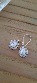 Antieke, zilveren oorbellen met witte turquoise.
