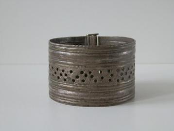 Antieke slavenarmband. beschikbaar voor biedingen