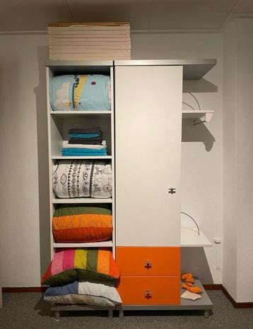 Twee delig kleding kast - met open hang rek (moet nu weg!)