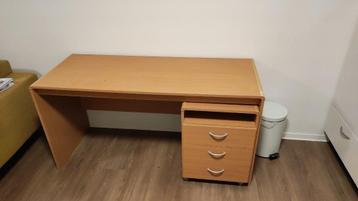 bureau met afzonderlijk ladekastje op wielen beschikbaar voor biedingen