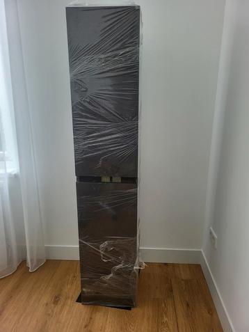 Badkamerkast hoog, incl wasmand (nieuw)