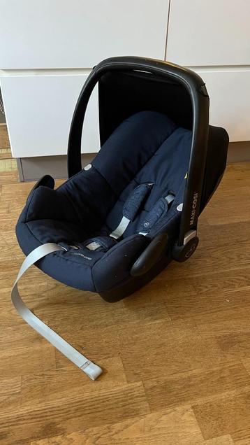 Maxi Cosi Rock i-size, with sunscreen and baby inlay beschikbaar voor biedingen