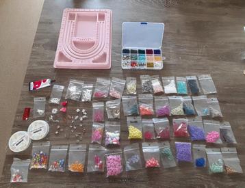Leuke set kralen, bedeltjes en allerlei toebehoren beschikbaar voor biedingen