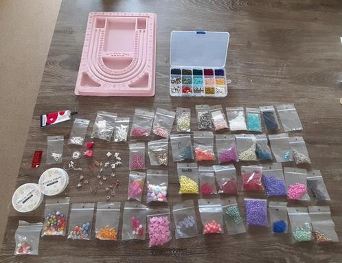 Leuke set kralen, bedeltjes en allerlei toebehoren, Hobby en Vrije tijd, Kralen en Sieraden maken, Zo goed als nieuw, Kraal, Ophalen of Verzenden