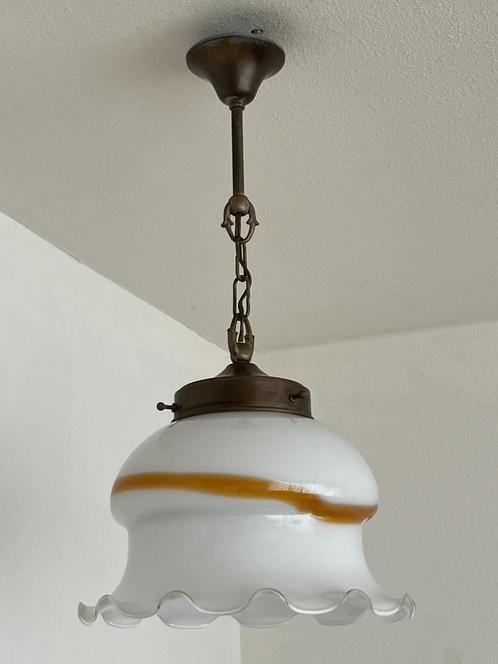 Jaren '50 hanglampje melkglazen kap met bies van glas, Huis en Inrichting, Lampen | Hanglampen, Zo goed als nieuw, Minder dan 50 cm