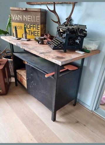 Sidetable - stoere industriële werkbank met opbergruimte

 beschikbaar voor biedingen