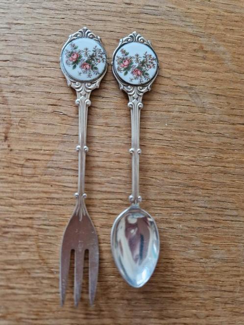 Royal Albert vorkjes en lepeltjes met emaille bloemenplaat, Antiek en Kunst, Antiek | Bestek, Ophalen of Verzenden
