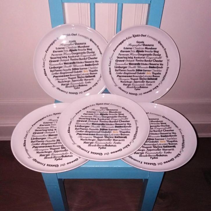 5 Bordjes voor het serveren van kaas met print kaassoorten, Huis en Inrichting, Keuken | Servies, Zo goed als nieuw, Bord(en)