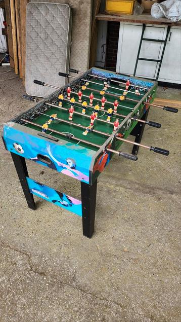 Voetbal tafel met 1 voetbal beschikbaar voor biedingen