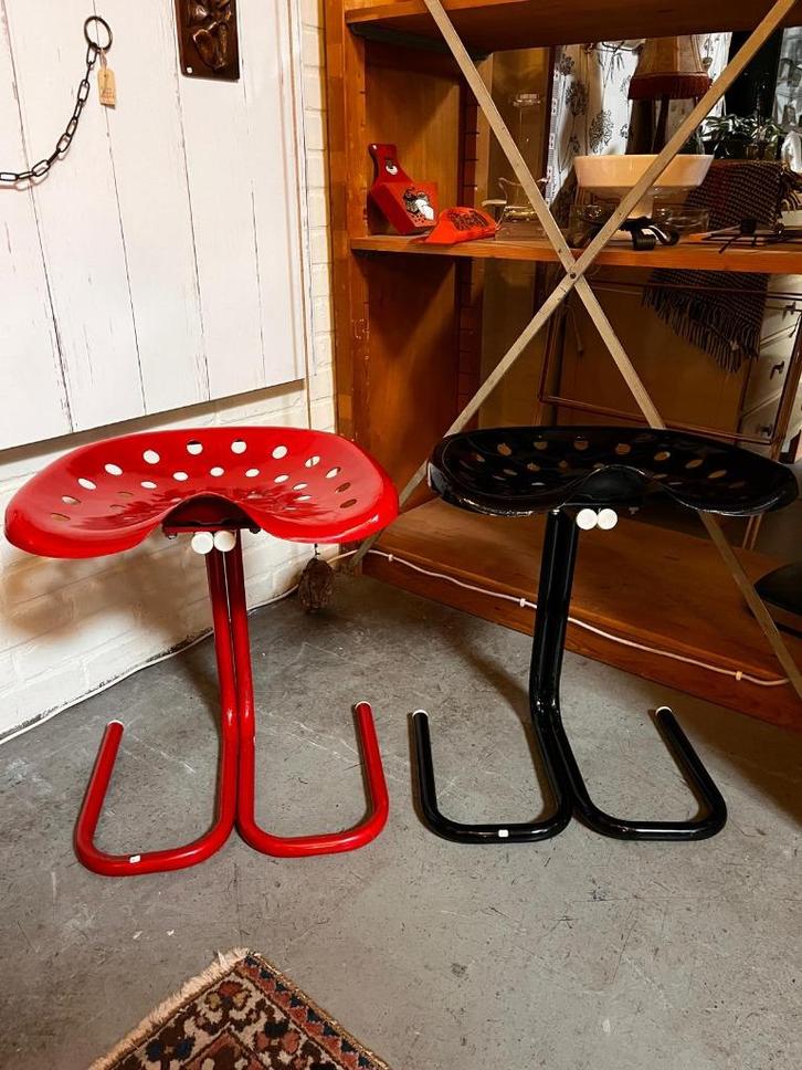 121) 2 jaren 80 tractor zadel krukken., Huis en Inrichting, Krukjes, Gebruikt, IJzer, Ophalen