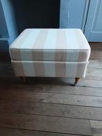 Voetbank twee stuks. Hocker., Ophalen, Zo goed als nieuw, Vierkant, Minder dan 50 cm