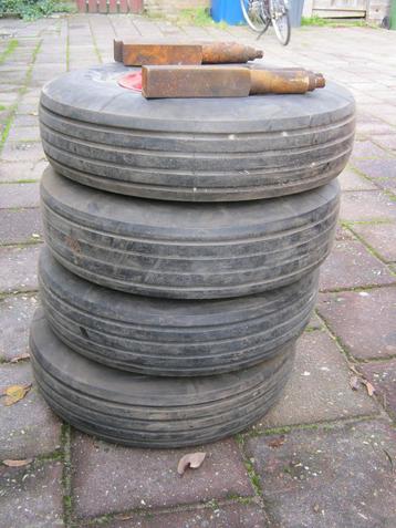 te koop 4 wielen met as beschikbaar voor biedingen