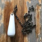 Antieke porseleinen trekker voor stortbak van een toillet, Ophalen