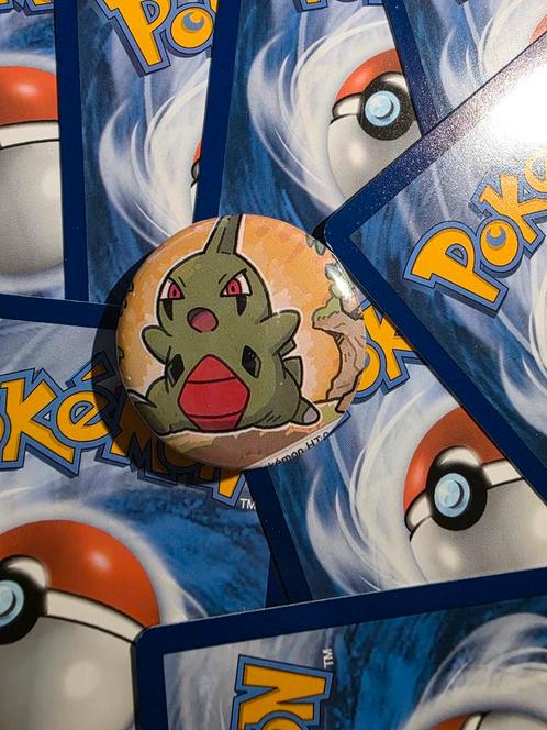 Larvitar pokémon button, Verzamelen, Speldjes, Pins en Buttons, Nieuw, Button, Overige onderwerpen, Verzenden