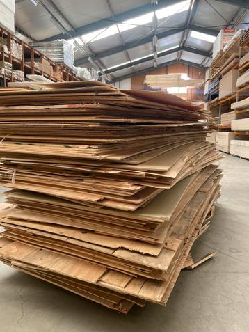 Stapel pakplaten beschikbaar voor biedingen