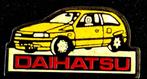 Daihatsu afb. pin- geel, Verzamelen, Ophalen of Verzenden, Nieuw, Transport, Speldje of Pin