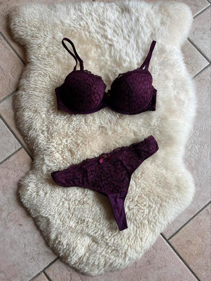 Prachtige paarse Hunkemöller set push up Bh 70D en string S, Kleding | Dames, Ondergoed en Lingerie, Setje, Paars, Ophalen of Verzenden